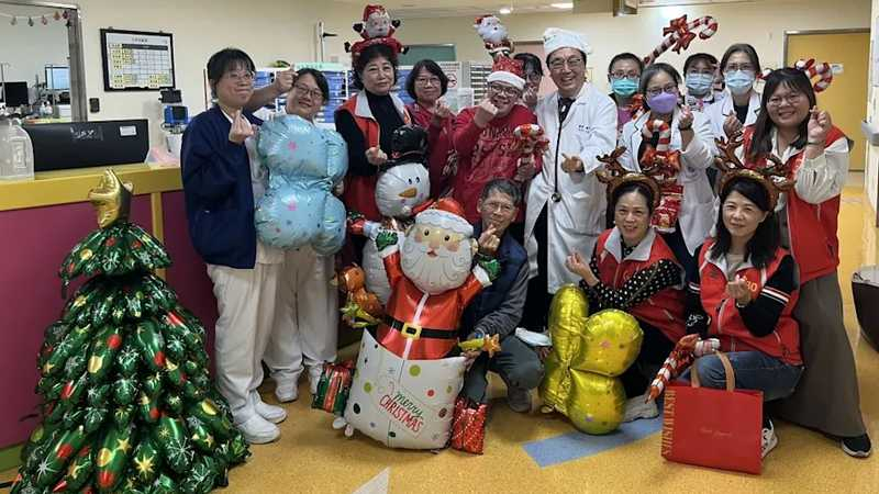 童綜合醫院心臟醫學中心執行長黃碧桃帶領下，一起準備小玩具、氣球、手工餅干等，贈送在門診就醫與病房住院的小朋友們。（記者陳金龍攝）