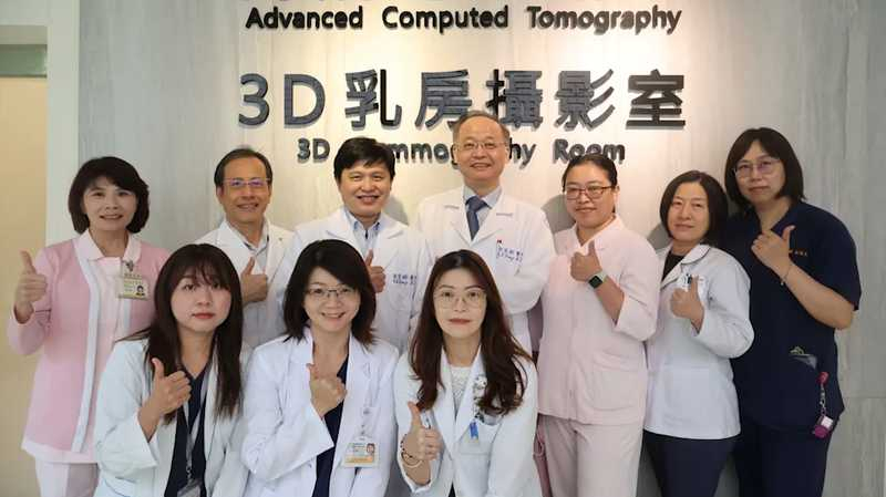 北榮桃園分院跨專業團隊與院長彭家勛(後排．中)於乳房攝影室前合影，共同推動3D乳房攝影系統成熟運作，守護婦女乳房健康。圖：北榮桃園分院提供