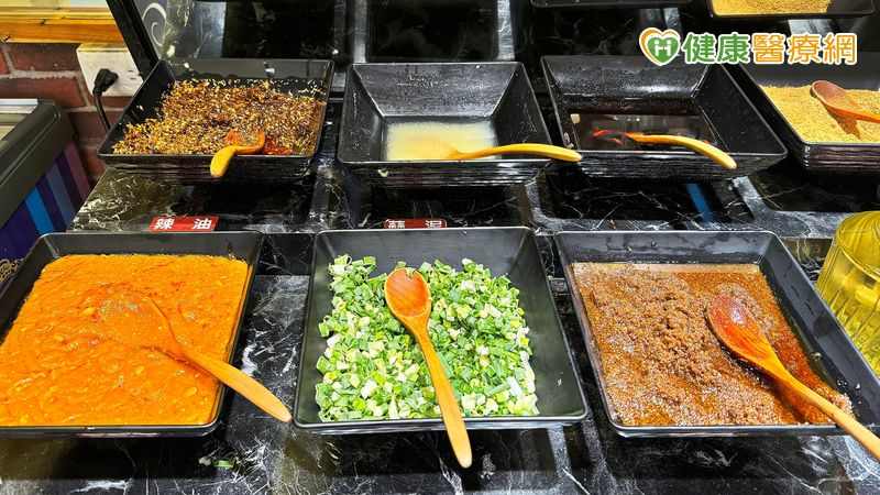 洪永祥醫師強調，腎友減不是「什麼都不能吃」，而是可以重新適應食物本身的味道，建議可善用天然辛香料、各式香草、酸味等，降低對鹹味的依賴。