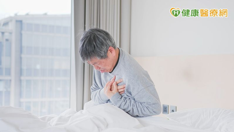 陳建銘主任指出，清晨、深夜因交感神經活性上升、血壓波動幅度增大，是心血管事件好發時段。（示意圖／非當事人）