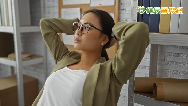 我們如何被自己的想法控制？從假設、歸納、刪除到扭曲一次看懂