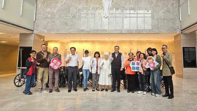 黃子柔英文班老師黃子柔(左5)聯合同班學員及多位企業界愛心人士捐贈輪椅、聖保祿醫院何慧芳修女(左7)、副院長滕春祐(左8)代表受贈。圖：聖保祿醫院提供