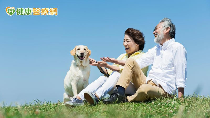 許多人以為健康就是不生病，但健康老化更重視「維持行動與認知能力」，從年輕、青壯年到高齡逐步實踐，就有機會打造理想中的晚年生活。