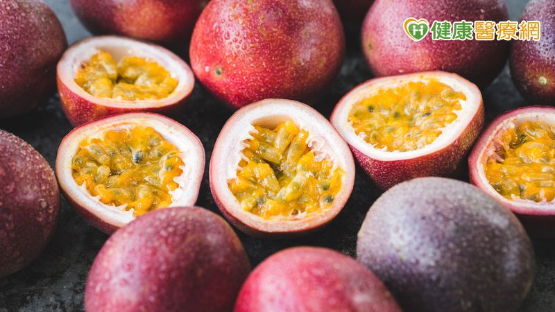 林俐岑營養師建議,百香果的膳食纖維主要集中在黑色籽中,「連籽一起吃」獲得的排便效果更完整。不過腸胃敏感者需細嚼慢嚥,以免外殼過硬,刮傷胃黏膜或造成消化不良。