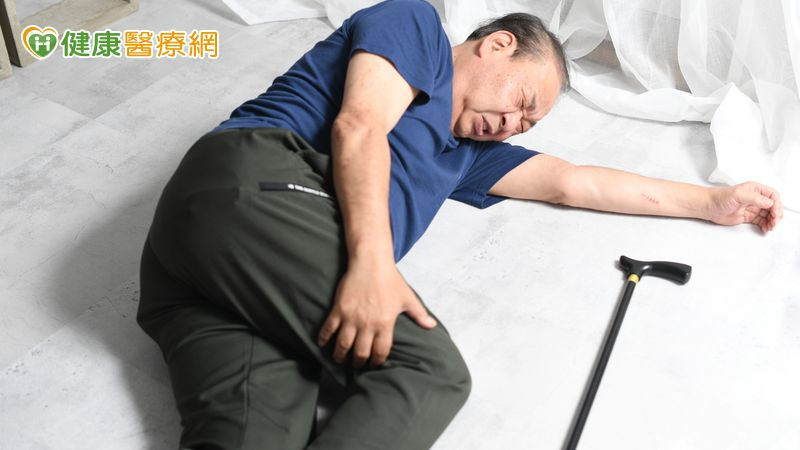 老翁一跌摔成相差逾4公分的長短腳 痛了一年才找出「這原因」惹禍 9c68c8034f1054c251460efae1ff7518 l