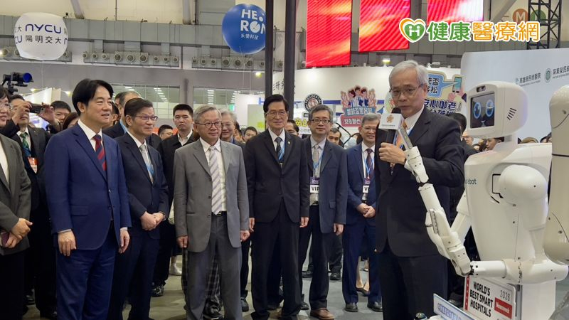 北榮陳威明院長總統介紹展區機器人。