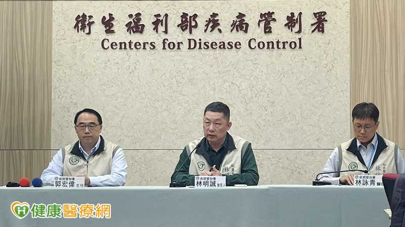 衛生福利部疾病管制署林明誠副署長（中）呼籲，高風險族群盡速接種，以降低重症與死亡風險。