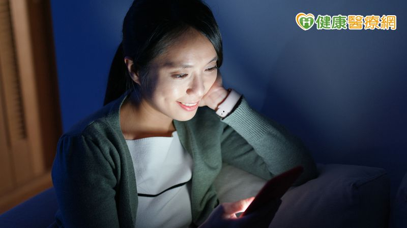 短影音看不停！當心「短片視覺症候群」上身　醫籲謹守「20-20-20」護眼法則
