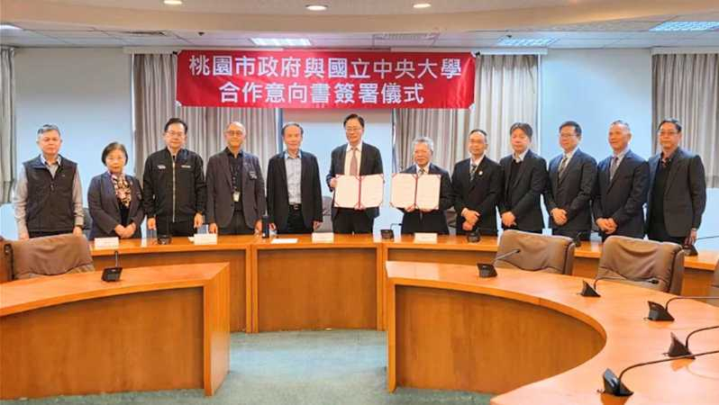 國立中央大學與桃園市政府正式簽署合作意向書，共同推動「桃園市八德智慧健康創新園區」開發。圖：市府提供