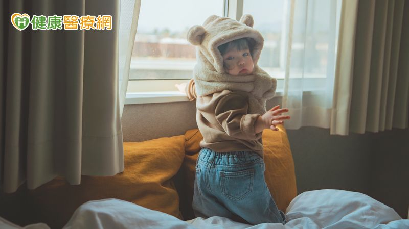 孩子手腳冰冷先別著急添衣！醫教「摸2部位」判斷更準　這情況剛好夠暖