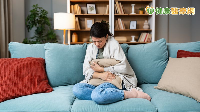 魚刺卡喉嚨吞下去不代表沒事！醫點名5大NG飲食行為「腸穿孔」風險增