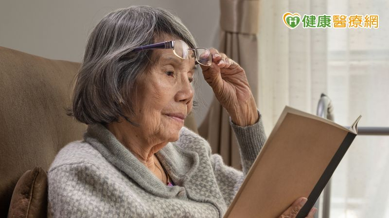 七旬婦看東西霧霧的竟是「長瘤」！醫警告：視力模糊藏疾病警訊