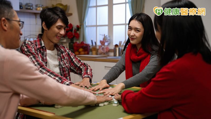 塞車、打牌久坐不動全身痠痛！中醫師教「這招」鬆筋活血不求人