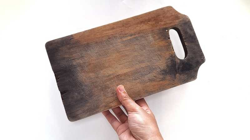 許多人會特別注意馬桶、垃圾桶等明顯「骯髒」的地方，卻往往忽略了每天接觸食材的砧板。事實上，砧板上殘留的糞便細菌數量，比馬桶座圈還要多。（圖片來源：shutterstock）