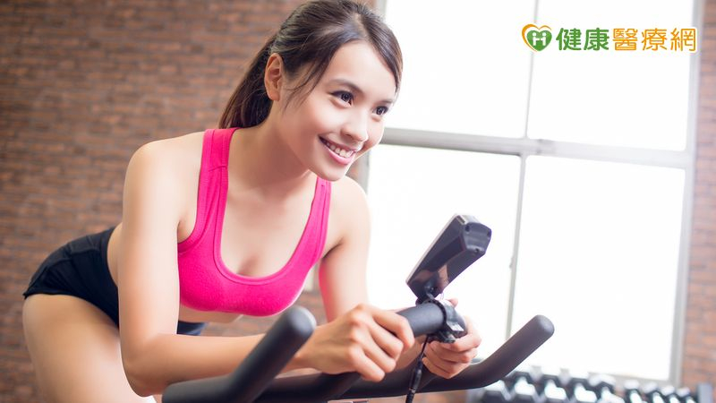 新竹臺大分院趙政漢醫師提醒，缺乏固定運動習慣者進行中重度運動時應循序漸進，若出現異常疼痛、腫脹或茶色尿液，需立即就醫。