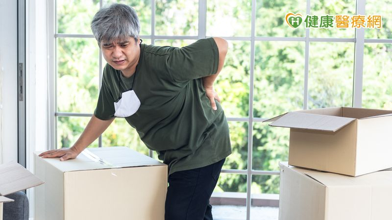 71歲翁「椎間盤嚴重磨損」站著都難!新式微創手術助告別極度痠痛 71歲翁「椎間盤嚴重磨損」站著都難!新式微創手術助告別極度痠痛