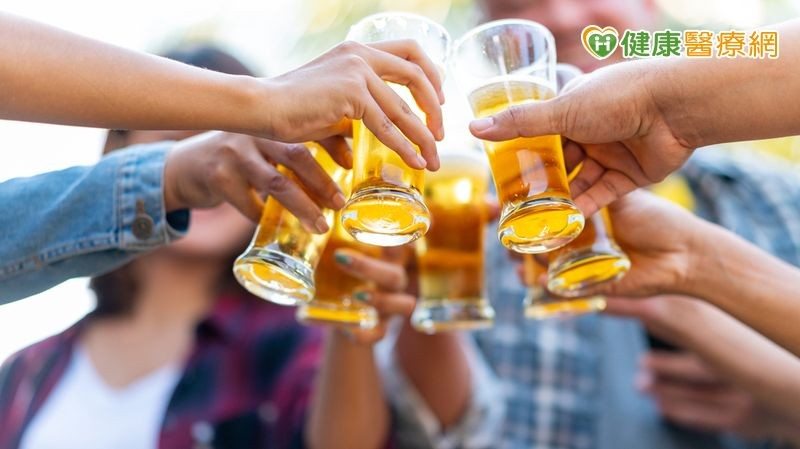 愛喝酒更容易染新冠肺炎?研究揭:「這群人」感染、死亡風險都上升 愛喝酒更容易染新冠肺炎?研究揭:「這群人」感染、死亡風險都上升