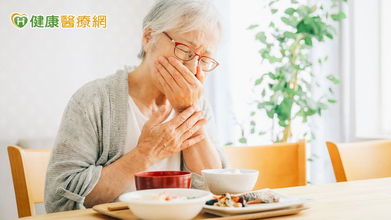 老幼飲食慎防噎食　醫揭「最新急救指引」：應先拍背