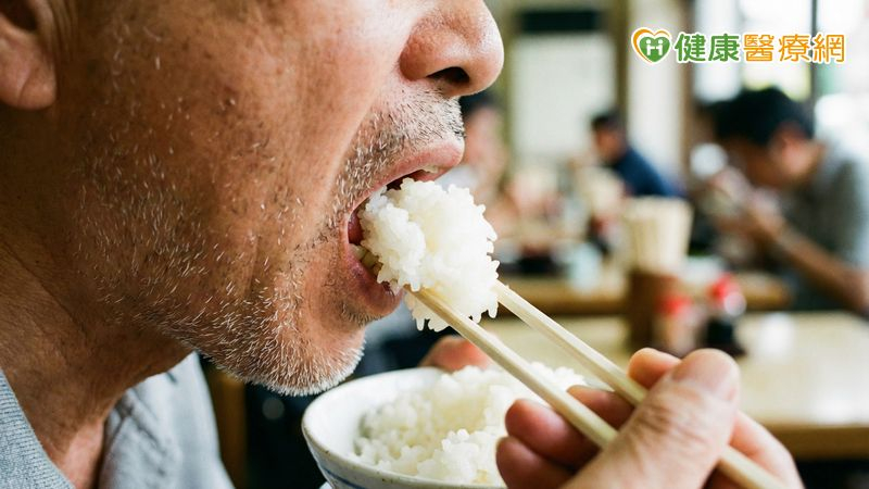 長輩吃飯變吃力?醫教「健口操」提升咀嚼力 長輩吃飯變吃力?醫教「健口操」提升咀嚼力
