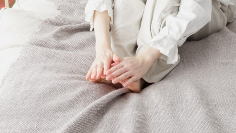 手腳冰冷在中醫臨床上並不全然等於「虛寒體質」，若沒有分清原因就自行喝薑湯、吃麻油雞或進補，反而可能讓部分族群出現上火、睡不好，甚至腸胃不適的問題。（圖片來源：shutterstock）