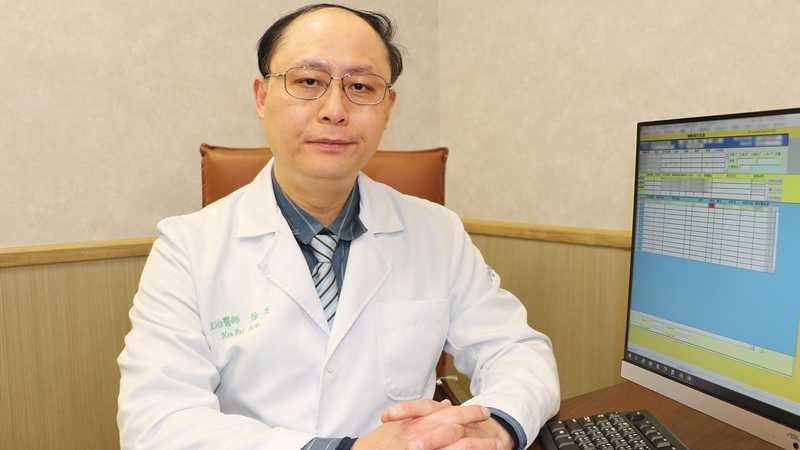 聯新國際醫院機場醫療中心醫師徐丕提醒，出國前一晚，務必保持日常作息，讓身體維持在最好登機狀態。圖：聯新國際醫院提供