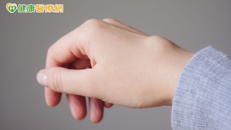 腱鞘囊腫治好又復發！他手腕長出「半顆乒乓球」醫揭治療新選擇