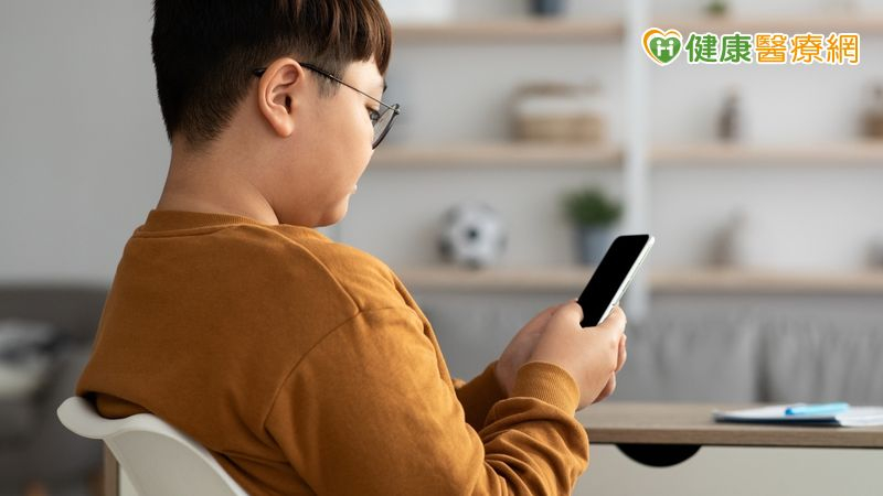 英研究：「內化型」焦慮青少　近五成易受到「社群媒體」影響