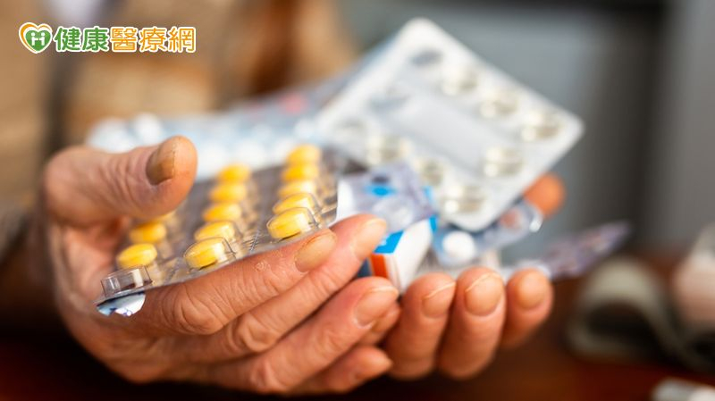 子女返鄉先助爸媽「藥箱大掃除」！醫籲：慢性病控制不能放年假