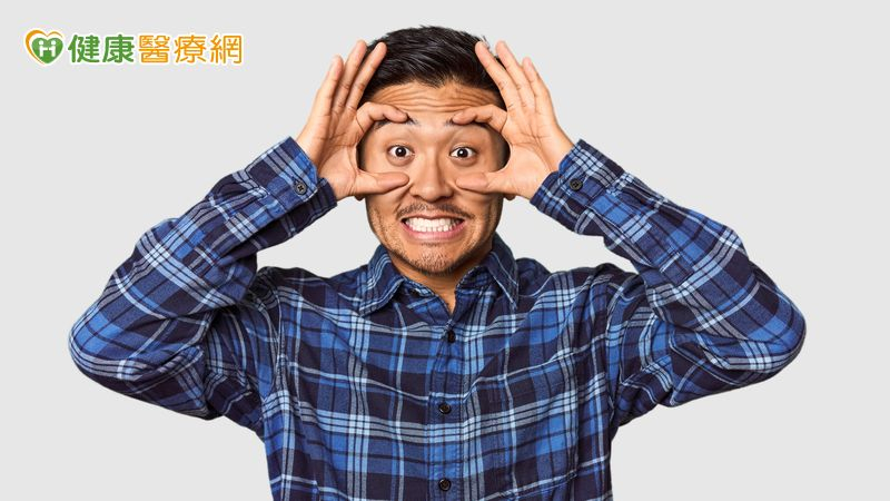 習慣仰頭看人竟是病！30歲男「垂眼」多年　矯正提眼瞼肌重獲自信