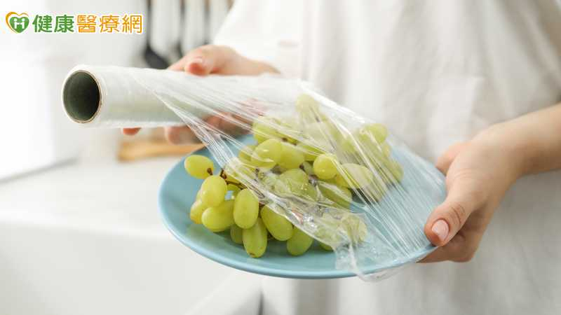 食物包保鮮膜烹調、加熱恐溶出毒物 醫教4招避風險 食物包保鮮膜烹調、加熱恐溶出毒物 醫教4招避風險