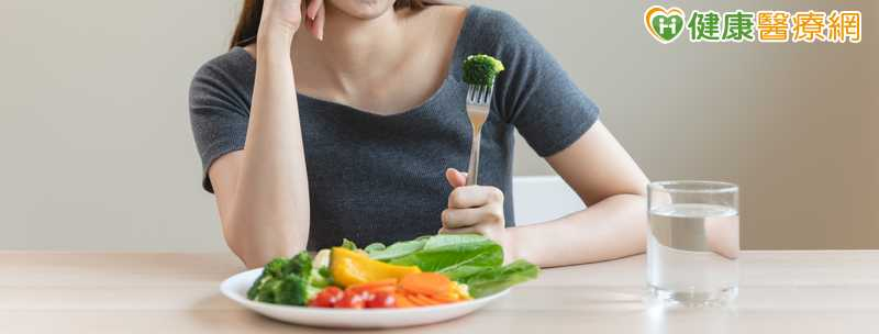 早餐時間愈晚與較高早逝風險有關？專家對此發表看法。