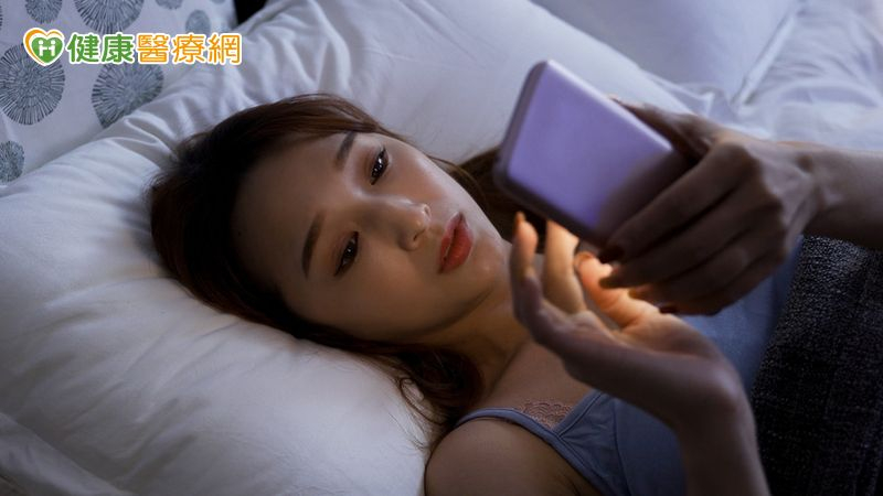 睡前滑手機恐失眠！醫授5招改善睡眠品質