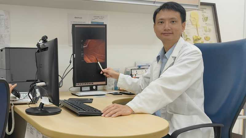 醫師蔡志奇說，急性消化道出血嚴重時可能造成休克，甚至危及生命，因此快速、有效的止血至關重要，此有賴整個醫護團隊的通力合作。 （記者彭新茹攝）