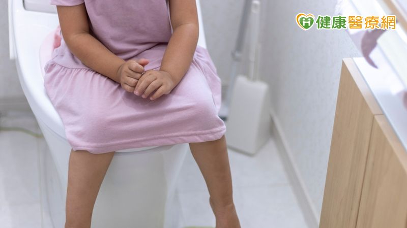 若孩子出現反覆血便、體重下降、生長停滯、發燒、臉色較為蒼白或精神活動力明顯下降等情況，應提高警覺、及早就醫，為孩子健康把關。 