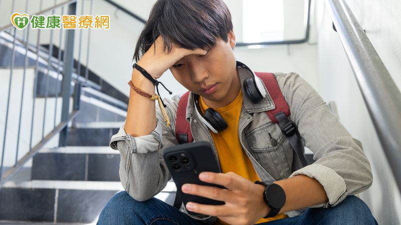 長期把棘手的對話都丟包給AI，可能讓用戶對自己表達能力逐漸失去自信，認為自己的直覺「永遠不夠好」，進而影響社交技能的培養。