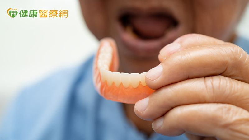 傅裕翔醫師說明，慢性病通常伴隨全身性的慢性發炎，而牙周病本身就是一種發炎反應；當身體長期處於發炎狀態，牙齦與牙周組織也相對更易受破壞。