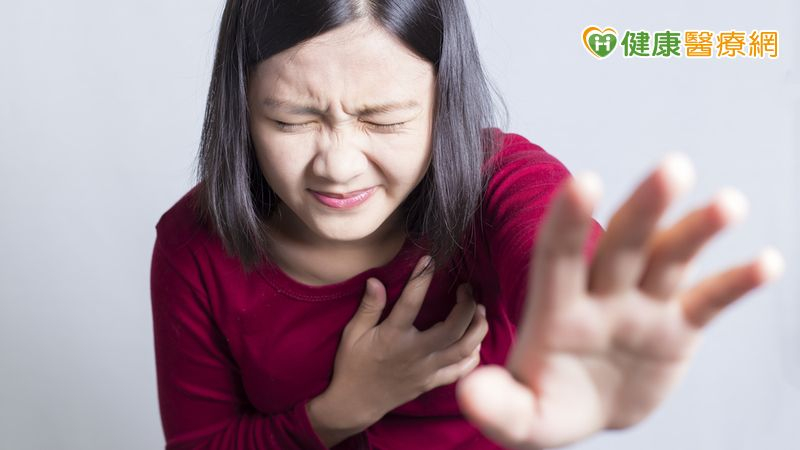 天主教耕莘醫院婦產科馮冠人醫師提醒，若出現突然胸痛、呼吸困難、胸悶、心跳加快或不明原因暈眩等症狀，應儘速就醫，以免延誤治療時機。