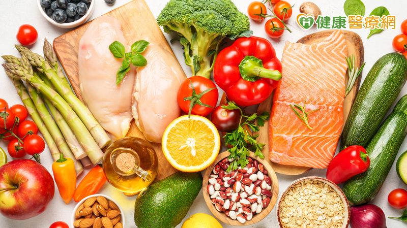 雖然植物性食物裡的非血紅素鐵吸收率比較低，但若配搭上高維生素C的食物在同一餐裡食用，便可借由維生素C來增加鐵質的吸收。