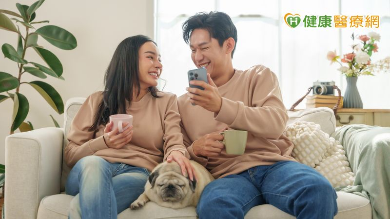 幸福的伴侶會保持好奇心，抽出時間主動關心彼此，傾聽對方是否有了新的夢想、願望和需求，避免陷入「明明生活在一起，心卻產生距離」的愛情陷阱。