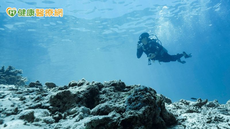 飛行途中發生潛水夫病！幸運有醫師同機立即救援緩解症狀