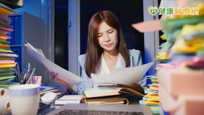 多工處理（multitasking）常讓人感覺效率更高，但實際上在不同任務間來回切換，可能對前額葉造成負擔，影響決策與解決問題的能力。