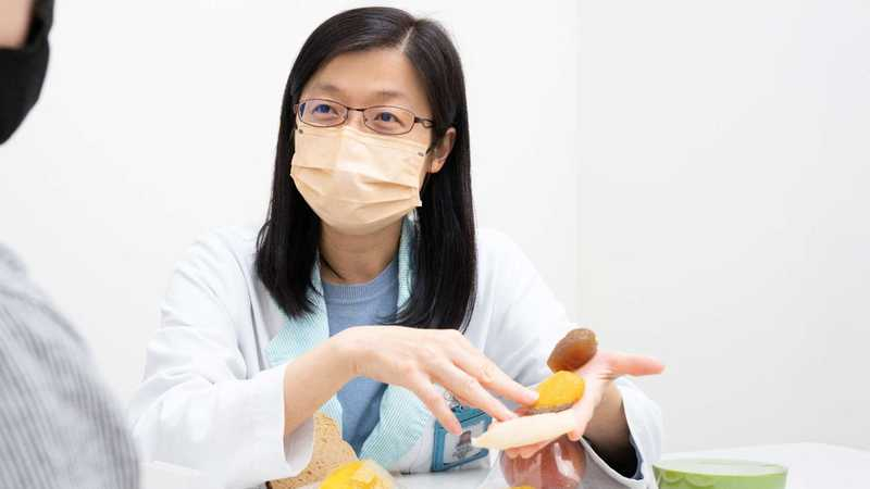營養科組長謝佳真指出，頭頸癌、消化道癌與肺癌患者是體重流失的高風險族群。圖：聯新國際醫院提供
