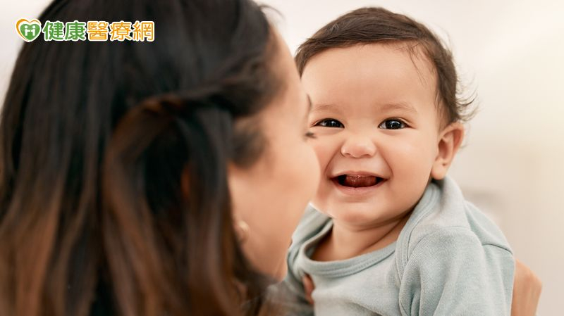 在日常生活中，像是「躲貓貓」或搔癢，都是能逗笑嬰兒的方式，特別是4至6個月大的嬰兒非常喜愛社交，幾乎任何互動都能讓他們露出微笑或開懷大笑。