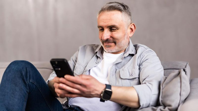 久坐看電視滑手機容易老人癡呆