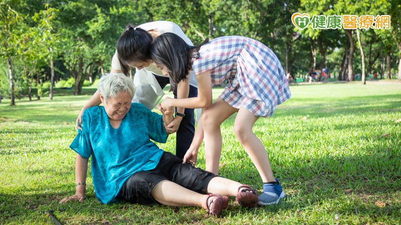 80歲婦跌一跤「二度骨折」！醫警告：2因素讓跌倒風險暴增