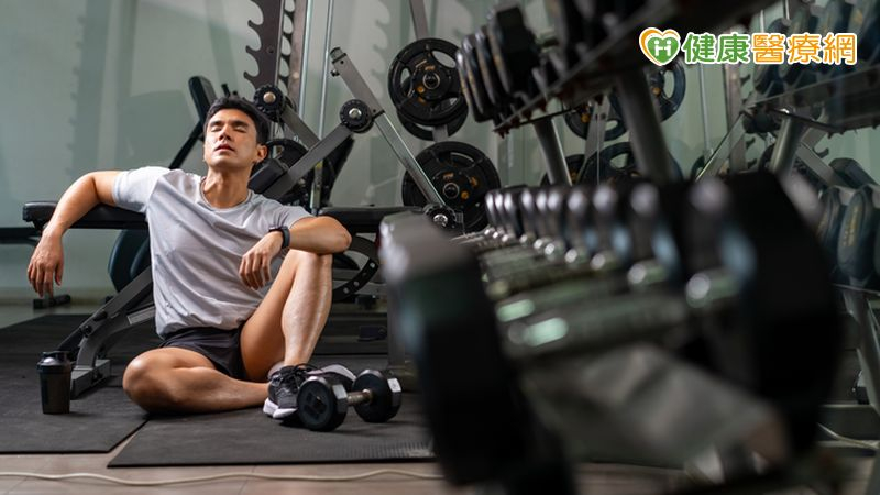 與賭博成癮不同，運動在社會上是被認可的，例如每日堅持訓練或保持結實的體態，都可能獲得周遭人的讚賞，成癮問題也更難被發現。