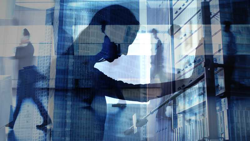 明明身邊有人，卻覺得特別孤單？精神科醫師解析背後成因。