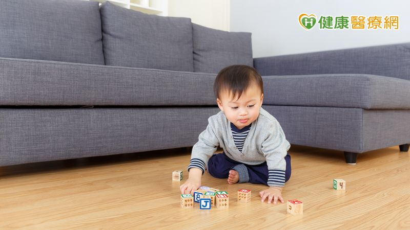 小朋友有吸吮手指或把物品放入口中的習慣，也較常在地面爬行，容易接觸沉積在地面的塑膠微粒，都可能提高暴露風險。