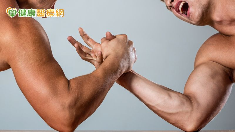 壯男比腕力竟造成肱骨骨折　骨醫教你安全進行娛樂活動