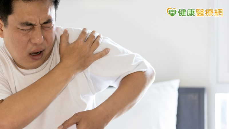 手車禍半年後肩痛如「被封印」！中醫「小針刀」助重拾靈活身